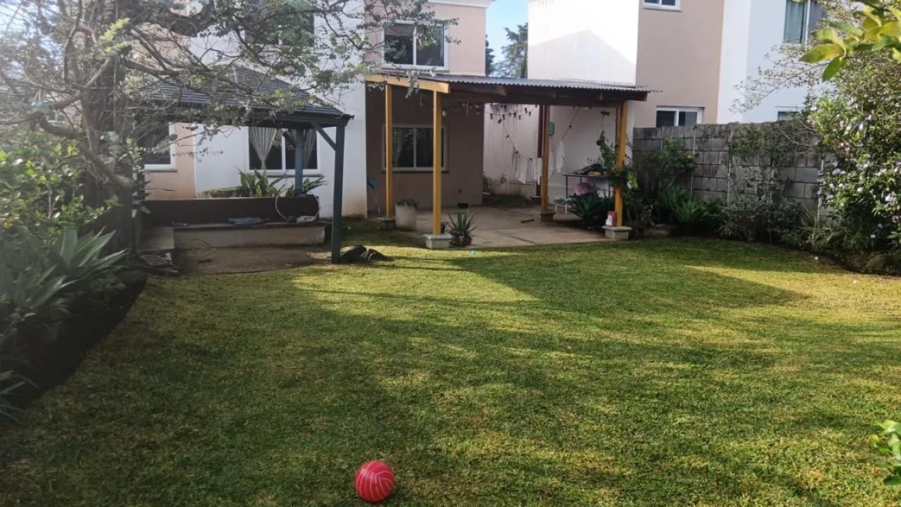 Casa en Venta La Fontana CAES — Casa en Venta en Carretera a El Salvador, Guatemala, Ciudad — foto 1 de 14