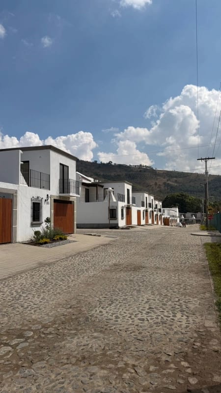Hermosa casa para estrenar en Antigua Guatemala Paseo San Lorenzo — Casa en Venta en Ciudad Vieja, Sacatepéquez — foto 1 de 11