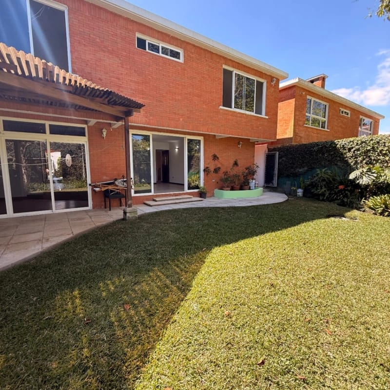 Casa en venta | 4 hab | 6 parqueos | jardin con pergola | San Antonio CAES — Casa en Venta en San Antonio, Carretera a El Salvador, Guatemala, Ciudad — foto 1 de 13