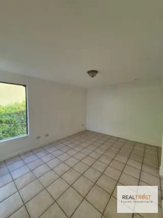 EN VENTA TOWNHOUSE KM 15 CARRETERA AL SALVADOR, FRENTE A CONDADO CONCEPCIÓN — Casa en Venta en km 11-15, Carretera a El Salvador, Guatemala, Ciudad — miniatura 2 de 17