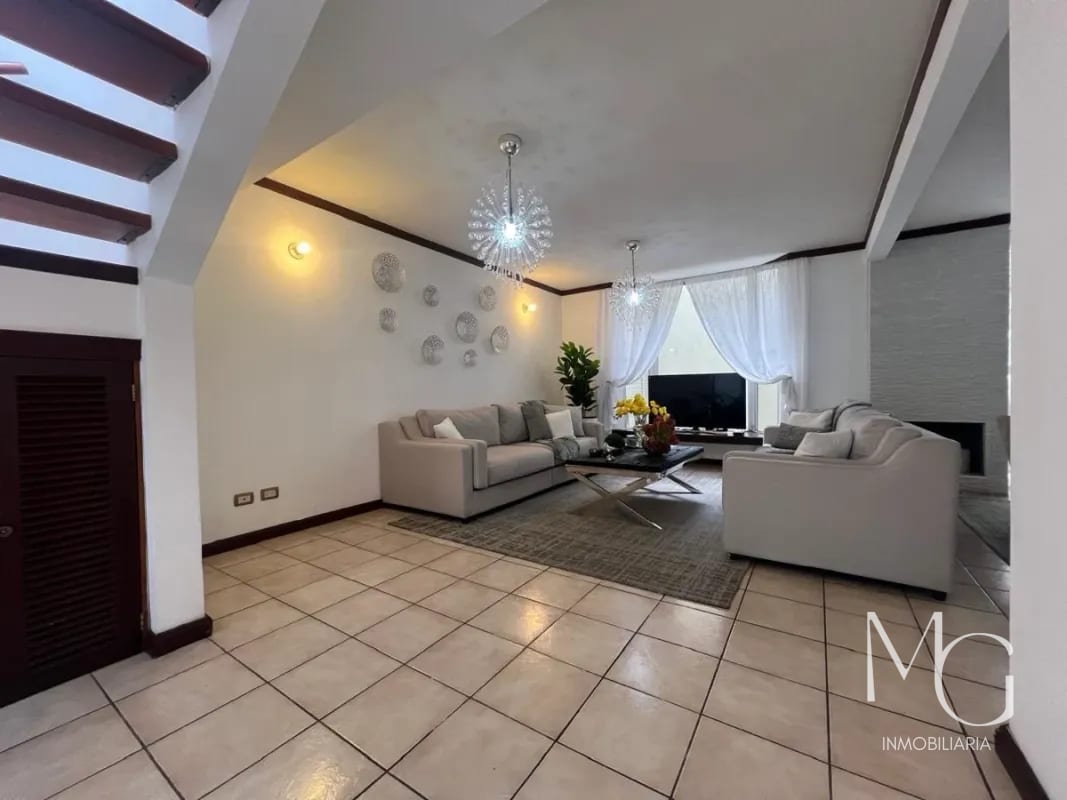 CASA EN VENTA – JARDINES DEL ROSARIO, ZONA 16 — Casa en Venta en Zona 16, Guatemala, Ciudad — foto 1 de 13