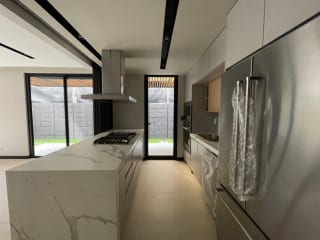 CASA VENTA NUEVA KM 9 CAES FRENTE A HOTEL HILTON  317 MTS2 , 4 DORMITORIOS, DESNIVELES, $715,000 OPCIÓN A RENTA $2,900 — Casa en Venta en Carretera a El Salvador, Guatemala, Ciudad — miniatura 1 de 13
