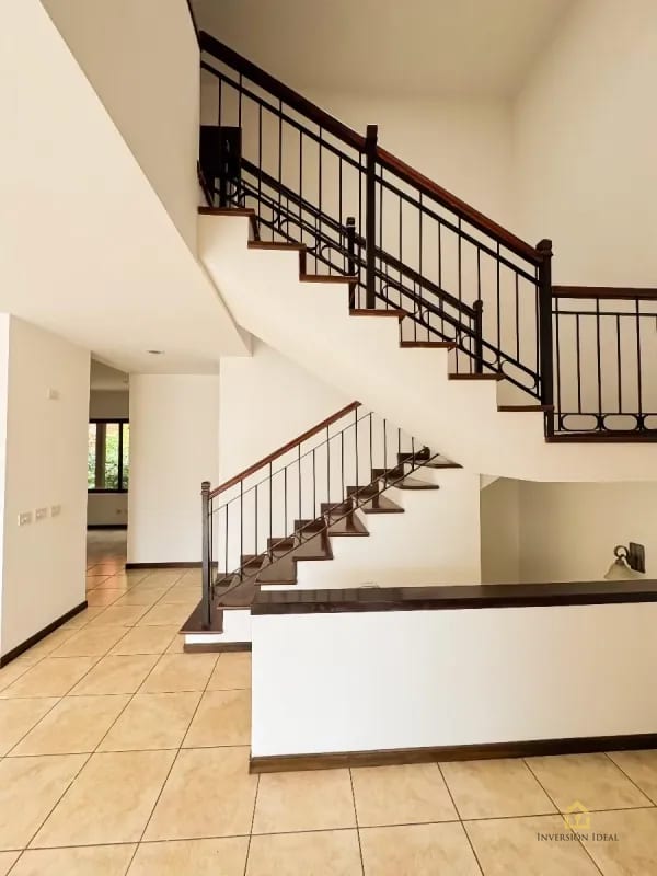 Amplia Casa En Venta $725K Cond. Puerta Grande, Carr.a El Salvador 4 Hab.+Línea Blanca — Casa en Venta en Puerta Grande, Carretera a El Salvador, Guatemala, Ciudad — foto 5 de 14