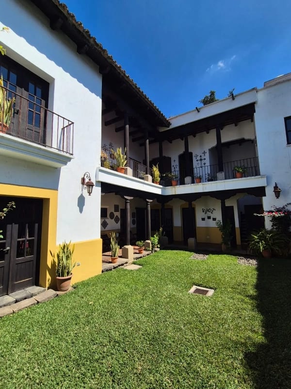 ENCANTADORA PROPIEDAD COLONIAL EN VENTA EN EL CASCO DE LA ANTIGUA GUATEMALA - SECTOR RUINAS DE LA CANDELARIA — Casa en Venta en Antigua, Sacatepéquez — foto 1 de 5