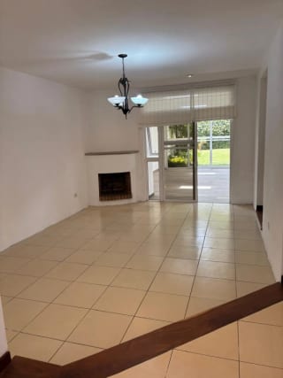 Hermosa casa grande en Residencial Los Diamantes — Casa en Venta en Los Diamantes, Carretera a El Salvador, Guatemala, Ciudad — miniatura 13 de 17