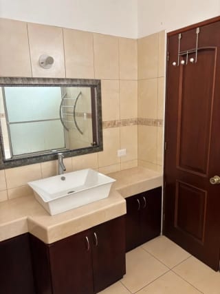 Hermosa casa grande en Residencial Los Diamantes — Casa en Venta en Los Diamantes, Carretera a El Salvador, Guatemala, Ciudad — miniatura 3 de 17