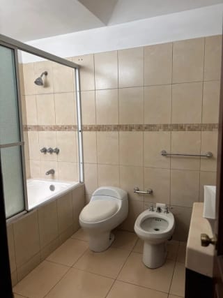 Hermosa casa grande en Residencial Los Diamantes — Casa en Venta en Los Diamantes, Carretera a El Salvador, Guatemala, Ciudad — miniatura 2 de 17