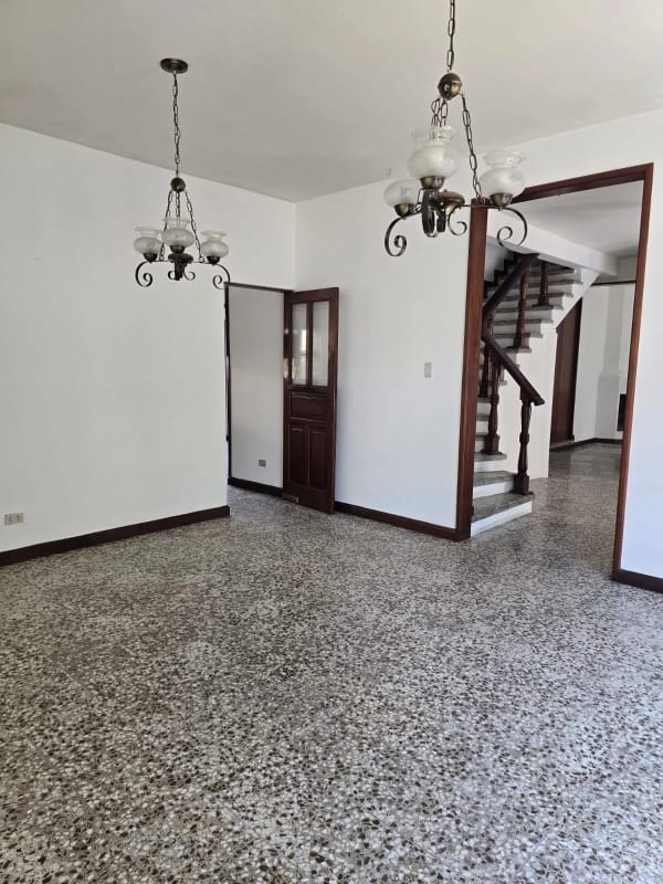 CASA EN ALQUILER EN CIUDAD SAN CRISTÓBAL SECTOR A3 PARA COMERCIO O EMPRESA — Casa en Alquiler en Zona 8 Mixco, Guatemala, Ciudad — foto 9 de 15