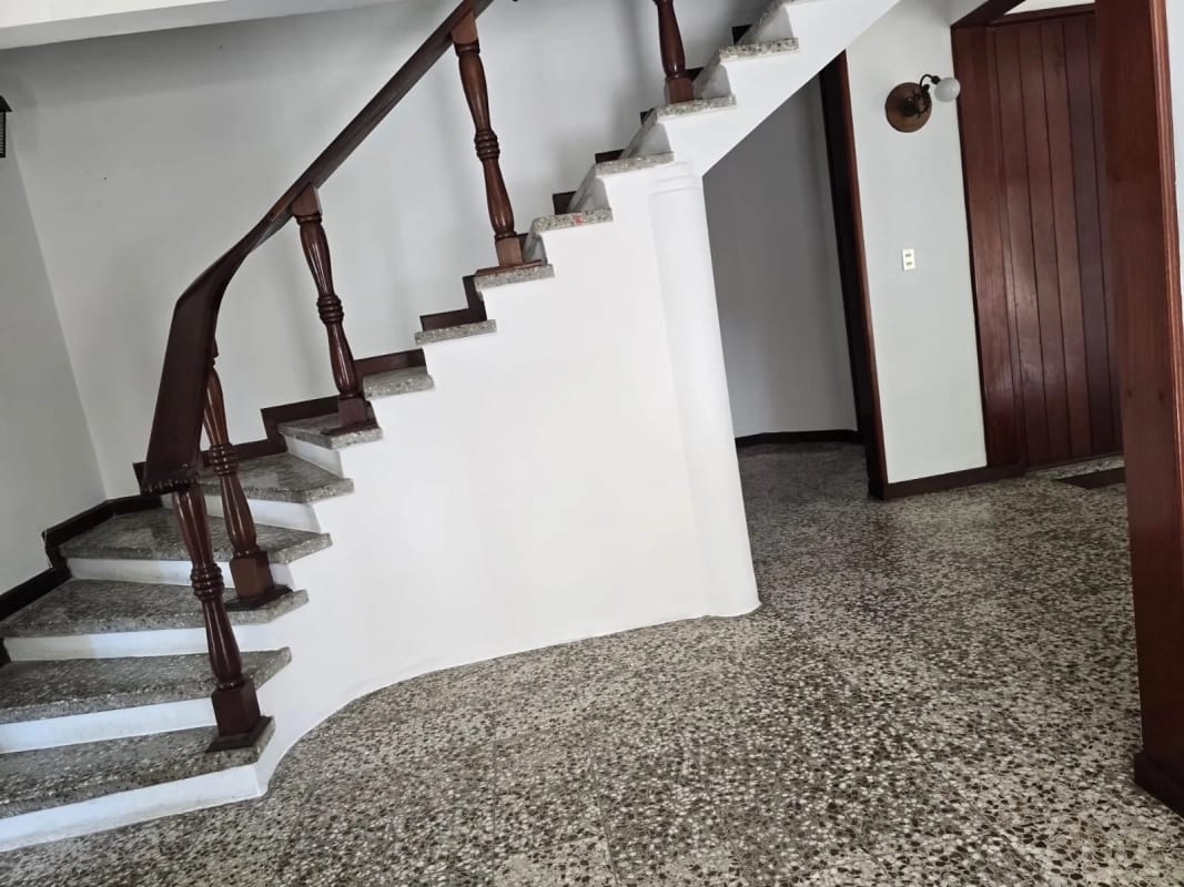 CASA EN ALQUILER EN CIUDAD SAN CRISTÓBAL SECTOR A3 PARA COMERCIO O EMPRESA — Casa en Alquiler en Zona 8 Mixco, Guatemala, Ciudad — foto 8 de 15