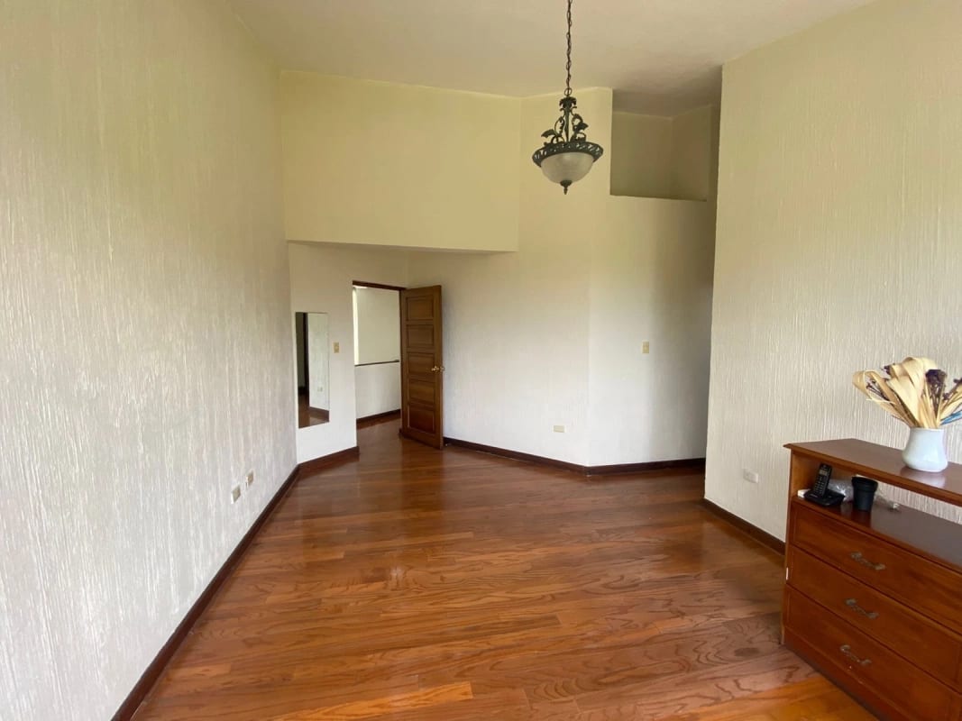 CASA EN VENTA RESIDENCIAL VIZCAYA KM. 16 CARRETERA A EL SALVADOR — Casa en Venta en Carretera a El Salvador, Guatemala, Ciudad — foto 5 de 10