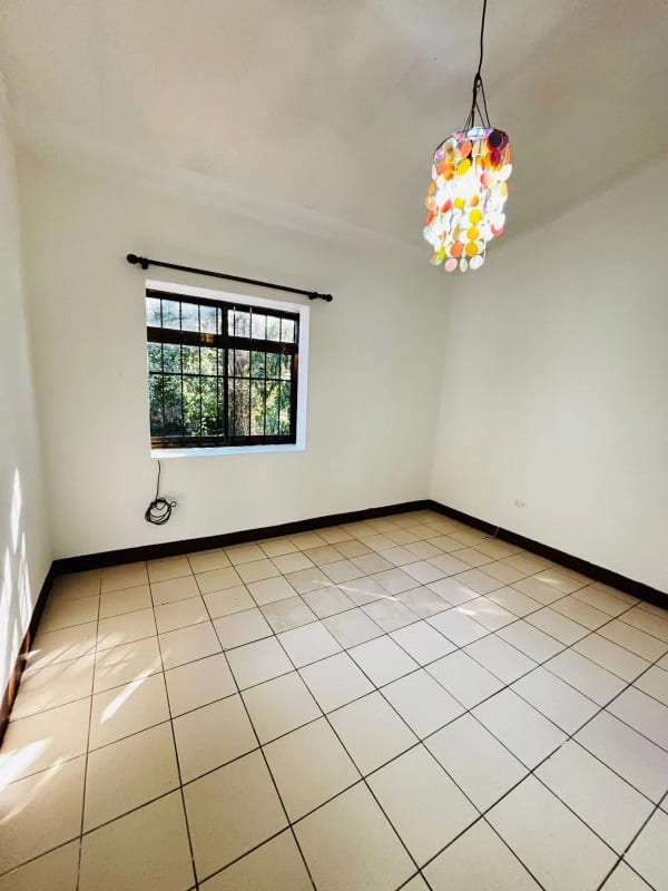 Linda Casa con jardín en Venta en Km. 27 CAES — Casa en Venta en Carretera a El Salvador, Guatemala, Ciudad — foto 8 de 16