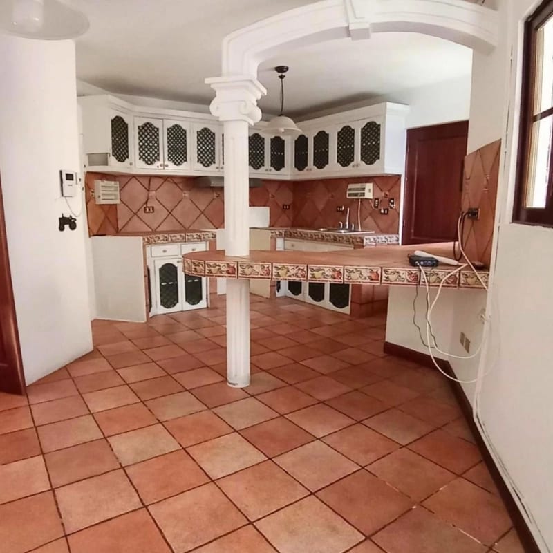 CASA EN VENTA ESTILO COLONIAL - FUERA DE GARITA - SOBRE 20 CALLE ZONA 10 — Casa en Venta en Zona 10, Guatemala, Ciudad — foto 9 de 12
