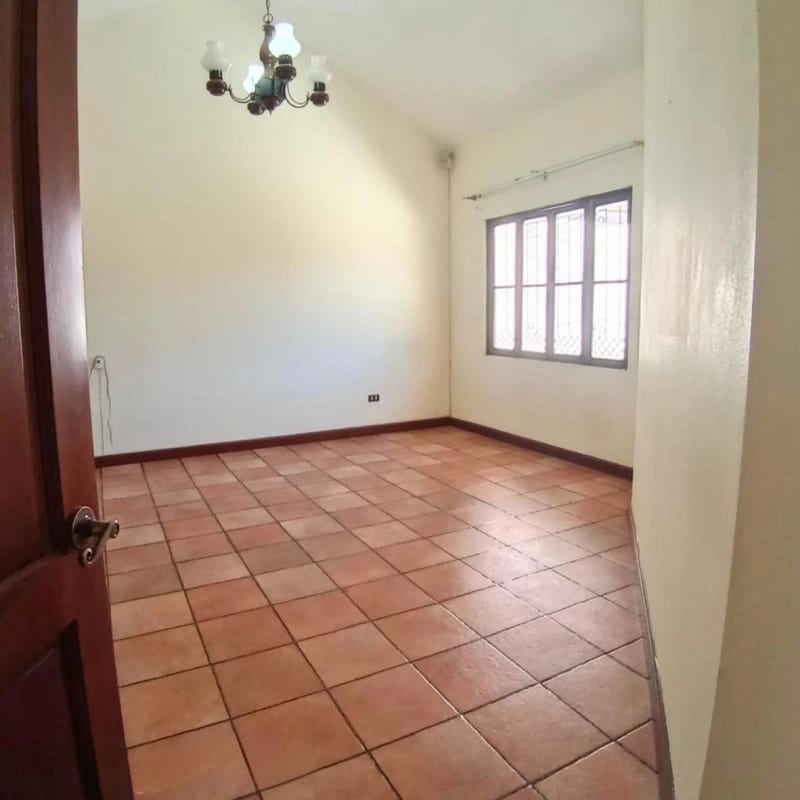 CASA EN VENTA ESTILO COLONIAL - FUERA DE GARITA - SOBRE 20 CALLE ZONA 10 — Casa en Venta en Zona 10, Guatemala, Ciudad — foto 4 de 12