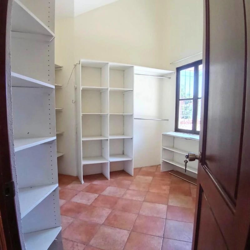 CASA EN VENTA ESTILO COLONIAL - FUERA DE GARITA - SOBRE 20 CALLE ZONA 10 — Casa en Venta en Zona 10, Guatemala, Ciudad — foto 2 de 12