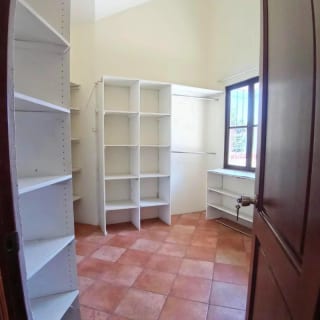 CASA  EN VENTA ESTILO COLONIAL - FUERA DE GARITA - SOBRE 20 CALLE ZONA 10 — Casa en Venta en Zona 10, Guatemala, Ciudad — miniatura 2 de 12