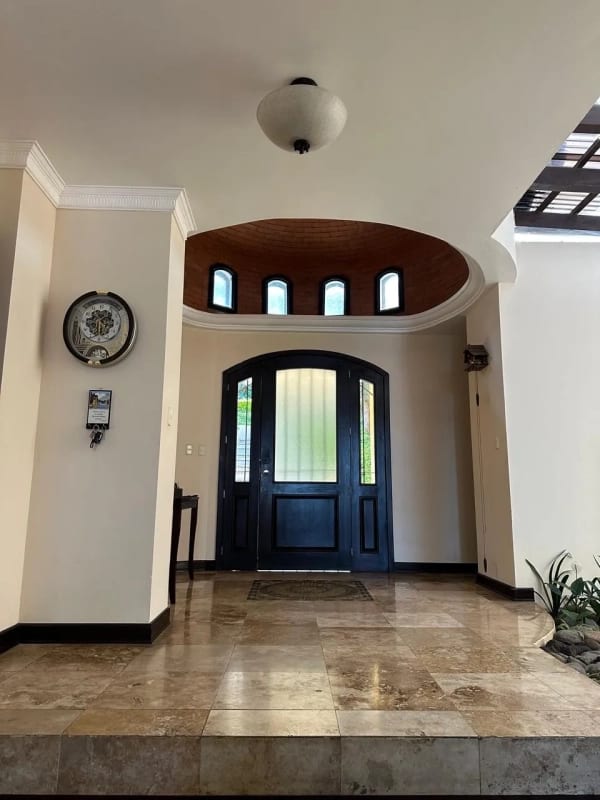 Amplia casa en venta en zona 7, Mixco con jardín grande ideal para construir! — Casa en Venta en Zona 7 Mixco, Guatemala, Ciudad — foto 1 de 10