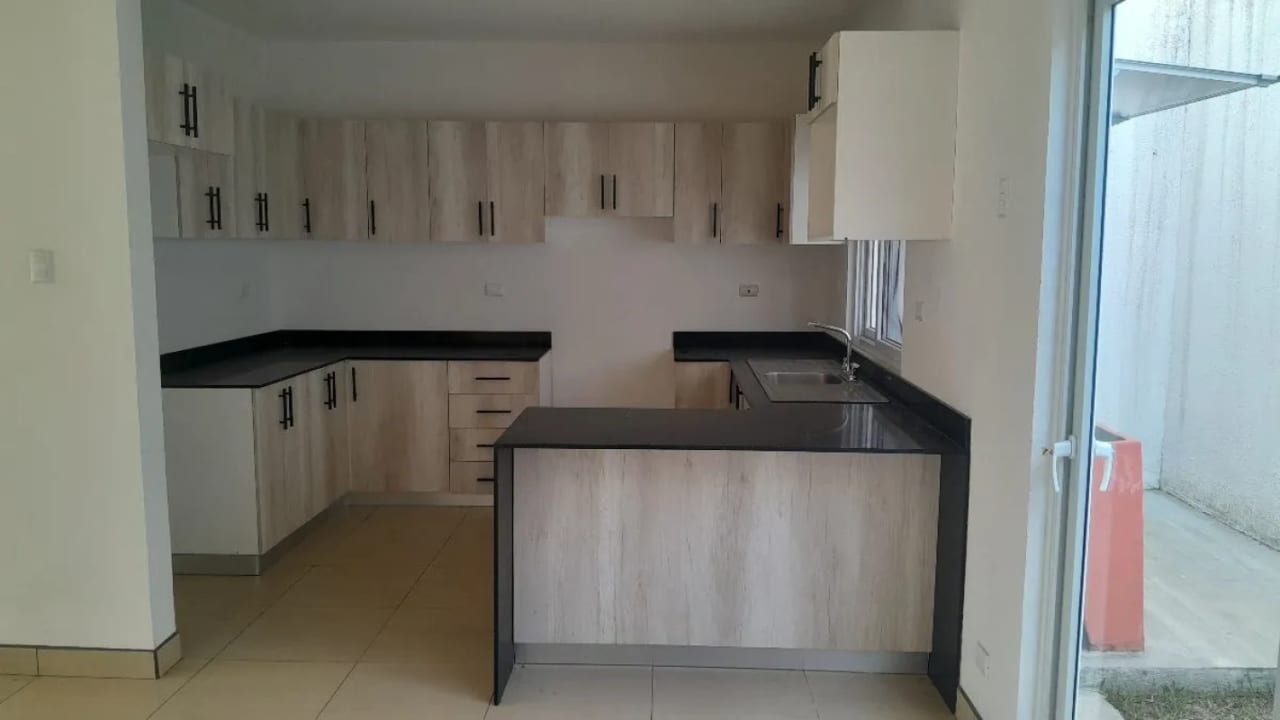 CASA EN VENTA EN CONDOMINIO BALCONES 4, ZONA 8 DE MIXCO — Casa en Venta en Zona 8 Mixco, Guatemala, Ciudad — foto 13 de 17