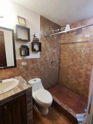 Se vende casa en Las Orquídeas Sector A-1, Ciudad San Cristóbal — Casa en Venta en Zona 8 Mixco, Guatemala, Ciudad — miniatura 2 de 16