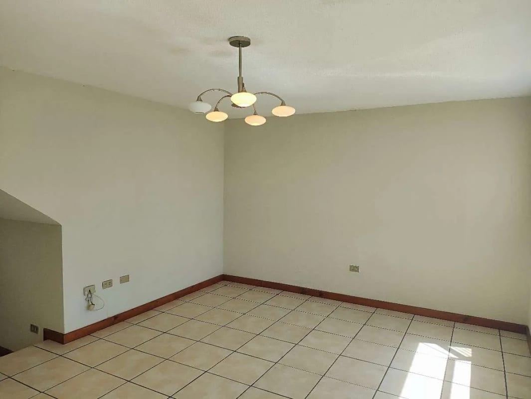 Se vende casa en San Remo, a la par de SanKris Mall, Ciudad San Cristóbal — Casa en Venta en Zona 8 Mixco, Guatemala, Ciudad — foto 11 de 17