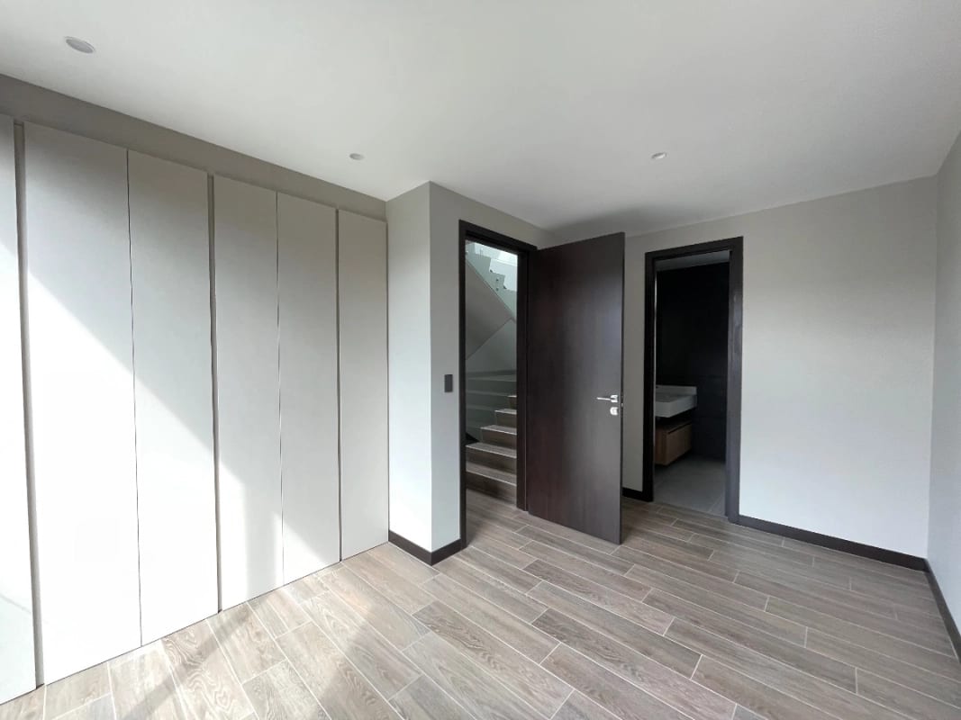 CASA VENTA NUEVA KM 9 CAES FRENTE A HOTEL HILTON 317 MTS2 , 4 DORMITORIOS, DESNIVELES, $715,000 OPCIÓN A RENTA $2,900 — Casa en Venta en Carretera a El Salvador, Guatemala, Ciudad — foto 3 de 13