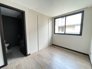 CASA VENTA NUEVA KM 9 CAES FRENTE A HOTEL HILTON  317 MTS2 , 4 DORMITORIOS, DESNIVELES, $715,000 OPCIÓN A RENTA $2,900 — Casa en Venta en Carretera a El Salvador, Guatemala, Ciudad — miniatura 4 de 13