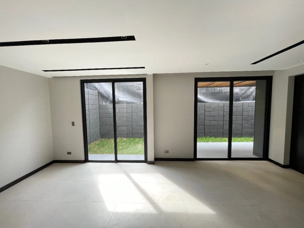 CASA VENTA NUEVA KM 9 CAES FRENTE A HOTEL HILTON 317 MTS2 , 4 DORMITORIOS, DESNIVELES, $715,000 OPCIÓN A RENTA $2,900 — Casa en Venta en Carretera a El Salvador, Guatemala, Ciudad — foto 9 de 13