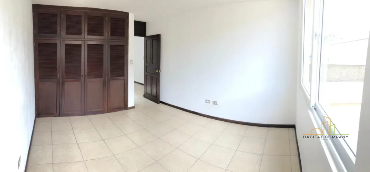 Casa en Renta en Villas de Santa Mónica Km 16.5 CAES Fraijanes – 3 Habitaciones, Jardín y Chimenea (Garita y Seguridad) — Casa en Alquiler en Fraijanes, Carretera a El Salvador, Guatemala, Ciudad — foto 7 de 9