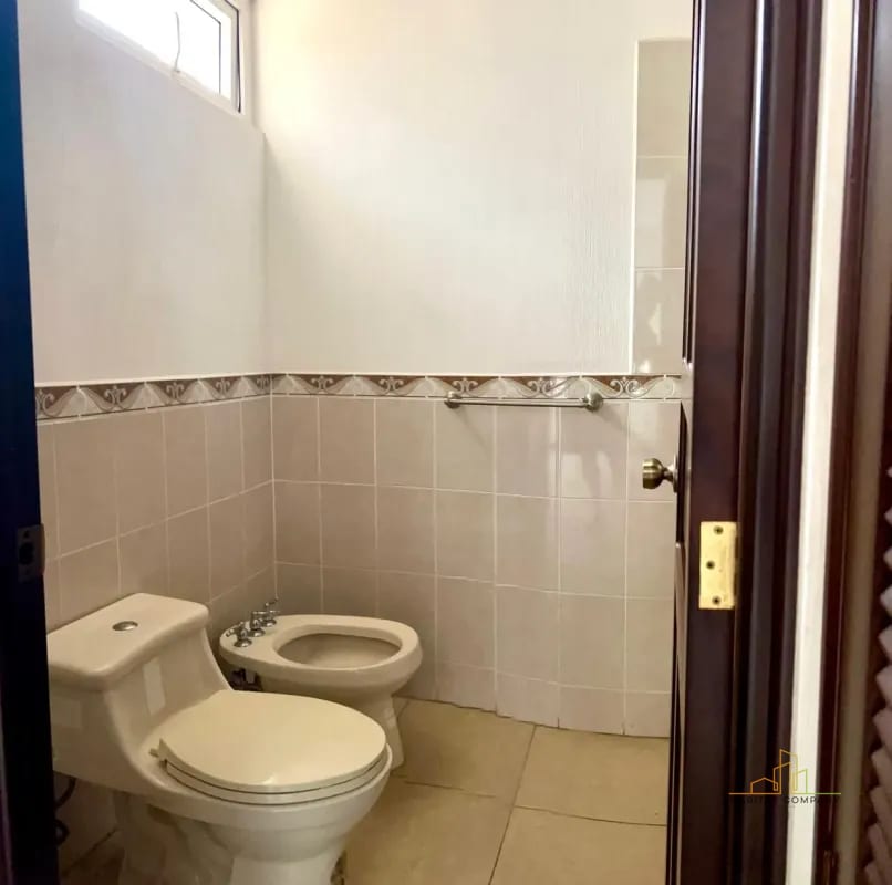 Casa en Renta en Villas de Santa Mónica Km 16.5 CAES Fraijanes – 3 Habitaciones, Jardín y Chimenea (Garita y Seguridad) — Casa en Alquiler en Fraijanes, Carretera a El Salvador, Guatemala, Ciudad — foto 5 de 9