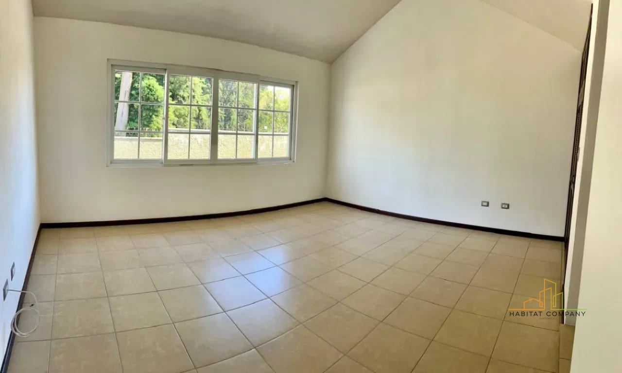 Casa en Renta en Villas de Santa Mónica Km 16.5 CAES Fraijanes – 3 Habitaciones, Jardín y Chimenea (Garita y Seguridad) — Casa en Alquiler en Fraijanes, Carretera a El Salvador, Guatemala, Ciudad — foto 2 de 9