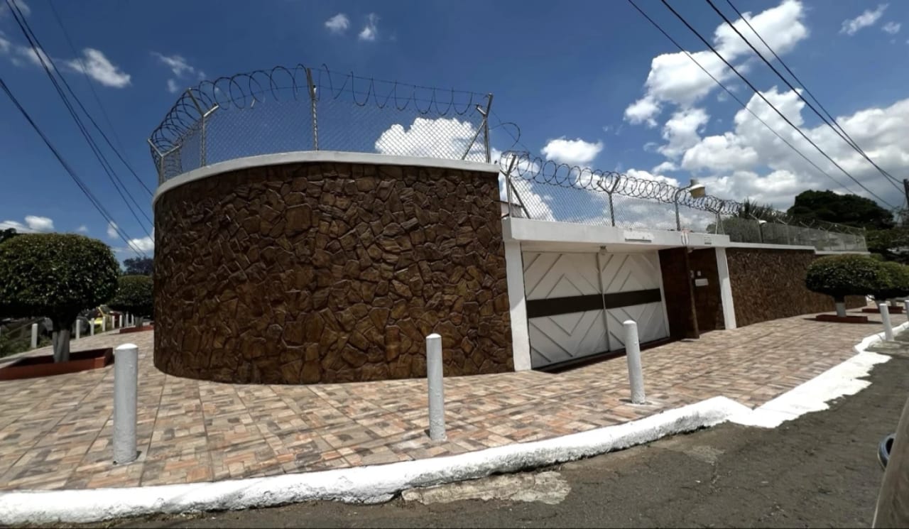 Venta amplia casa estilo Mediterráneo en San Cristóbal, Zona 8 Mixco — Casa en Venta en Zona 8 Mixco, Guatemala, Ciudad — foto 1 de 15