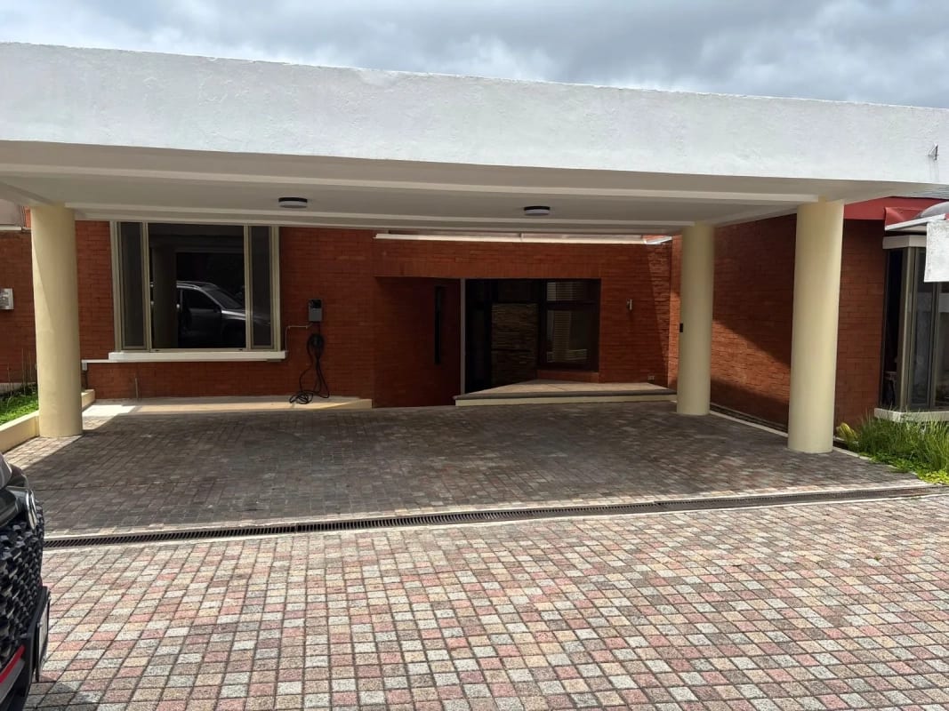 Casa en Alquiler zona 10/D — Casa en Alquiler en Zona 10, Guatemala, Ciudad — foto 1 de 11