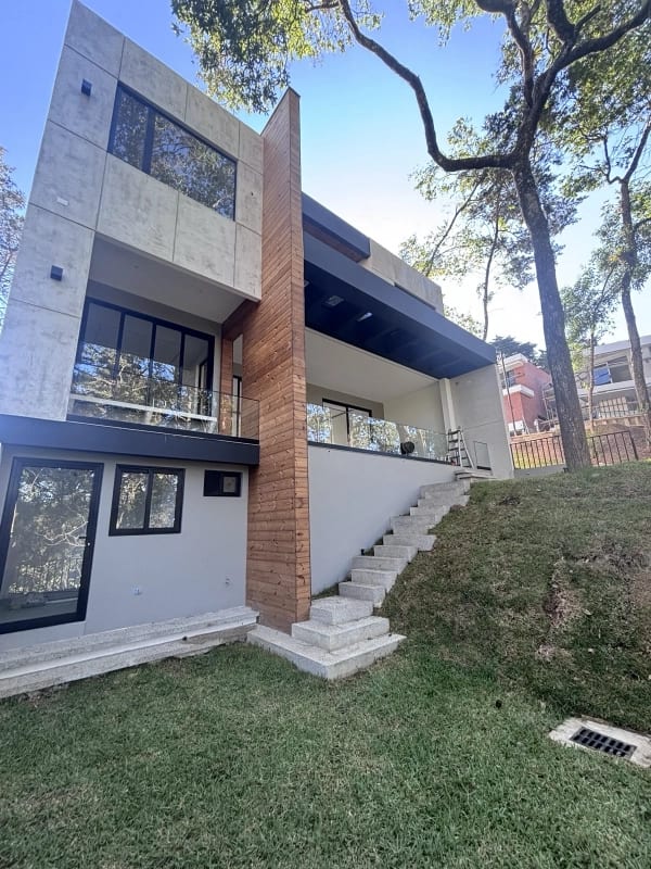 Venta de preciosa casa en Legado del Bosque con doble acceso por santa Rosalía y zona 16 — Casa en Venta en Bellas Luces, Santa Catarina Pinula, Guatemala, Ciudad — foto 1 de 4