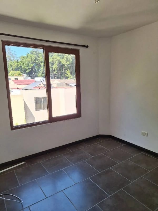 CASA EN ALQUILER CUMBRES DE LA ARBOLEDA KM 21.5 — Casa en Alquiler en Cumbres de La Arboleda, Carretera a El Salvador, Guatemala, Ciudad — foto 5 de 17