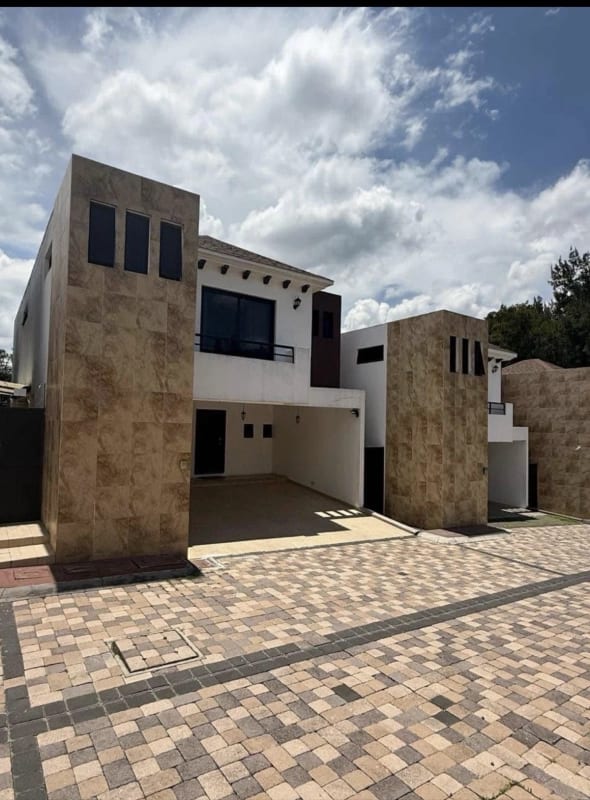 CASA EN VENTA CONDOMINIO SANTA FE A UN COSTADO DE LA ACADEMIA EUROPEA SAN CRISTOBAL โ Casa en Venta en Zona 8 Mixco, Guatemala, Ciudad โ foto 1 de 10