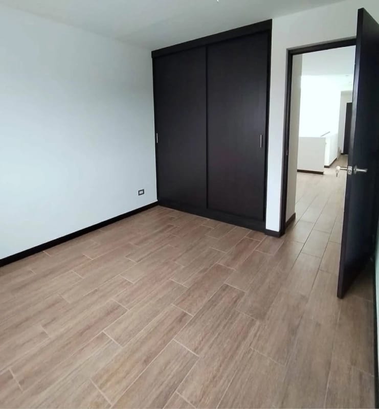 CASA EN VENTA SECTOR B1 CIUDAD SAN CRISTOBAL EXCELENTE UBICACIÓN — Casa en Venta en Zona 8 Mixco, Guatemala, Ciudad — foto 3 de 9
