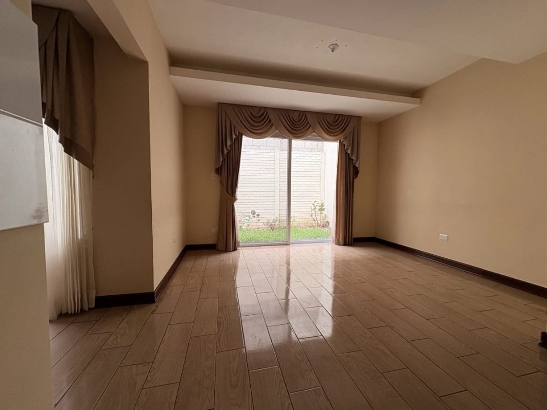 CASA EN ALQUILER LOS CELAJES SAN CRISTOBAL POR COMERCIAL MIX ACCESIBLE A BULEVAR PRINCIPAL — Casa en Alquiler en Zona 8 Mixco, Guatemala, Ciudad — foto 16 de 17