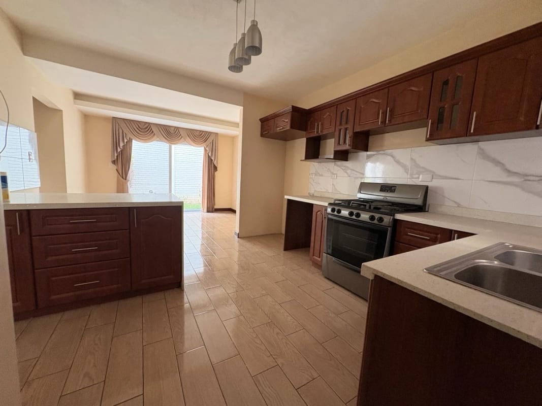 CASA EN ALQUILER LOS CELAJES SAN CRISTOBAL POR COMERCIAL MIX ACCESIBLE A BULEVAR PRINCIPAL — Casa en Alquiler en Zona 8 Mixco, Guatemala, Ciudad — foto 15 de 17