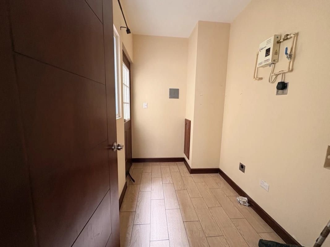 CASA EN ALQUILER LOS CELAJES SAN CRISTOBAL POR COMERCIAL MIX ACCESIBLE A BULEVAR PRINCIPAL — Casa en Alquiler en Zona 8 Mixco, Guatemala, Ciudad — foto 13 de 17