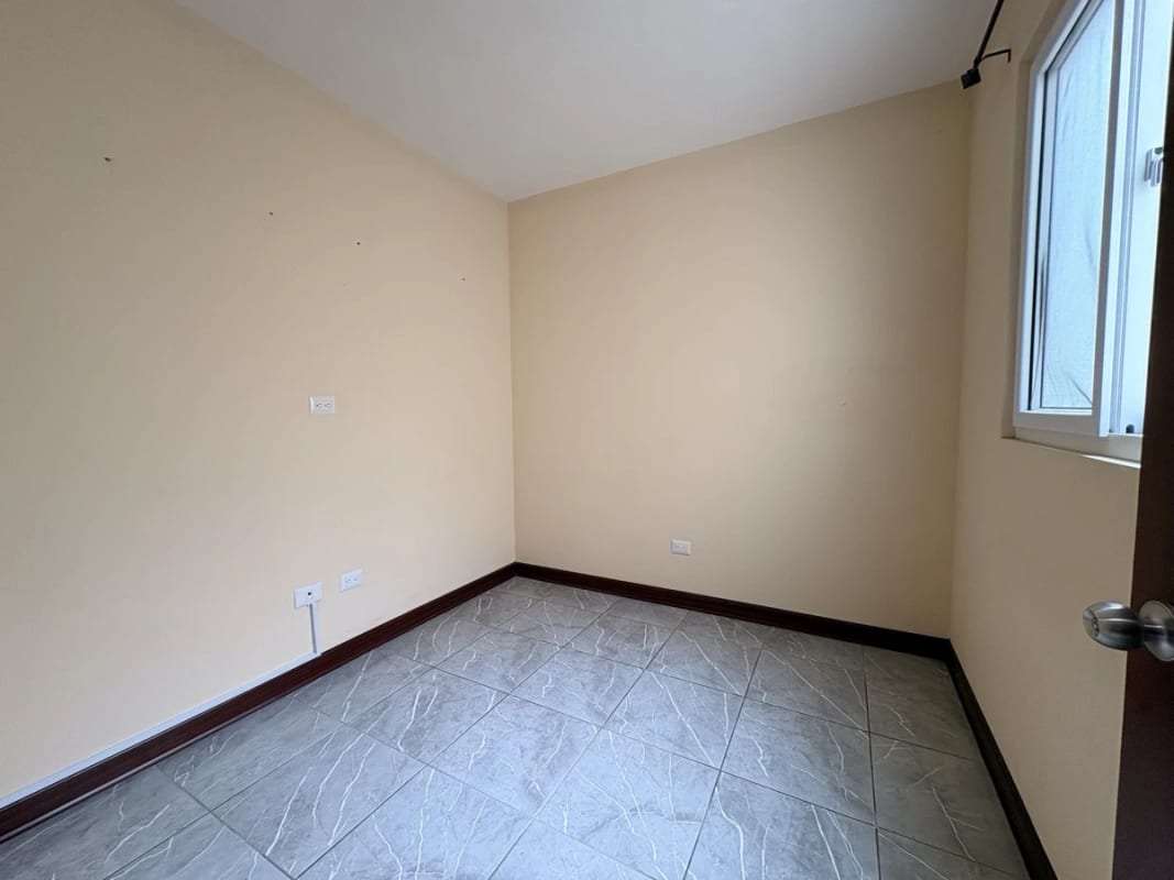 CASA EN ALQUILER LOS CELAJES SAN CRISTOBAL POR COMERCIAL MIX ACCESIBLE A BULEVAR PRINCIPAL — Casa en Alquiler en Zona 8 Mixco, Guatemala, Ciudad — foto 8 de 17