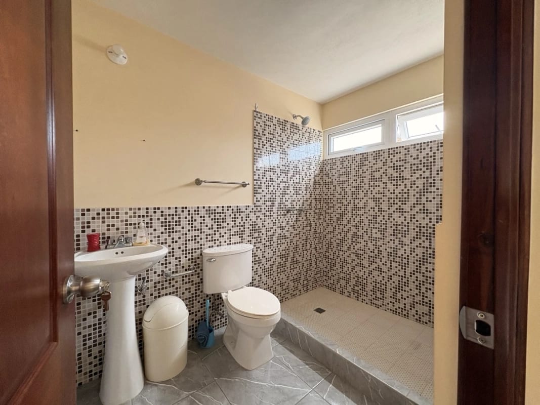 CASA EN ALQUILER LOS CELAJES SAN CRISTOBAL POR COMERCIAL MIX ACCESIBLE A BULEVAR PRINCIPAL — Casa en Alquiler en Zona 8 Mixco, Guatemala, Ciudad — foto 3 de 17