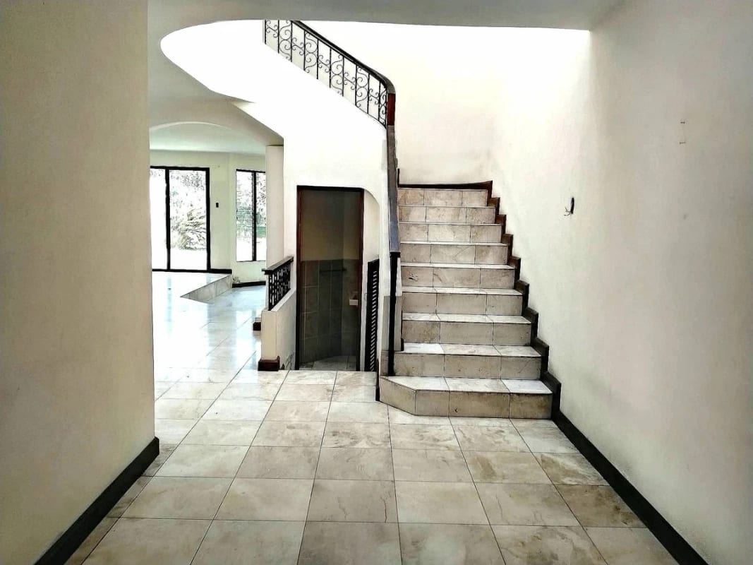 AMPLIA CASA EN VENTA SECTOR B3 FRENTE A PLAZA SAN CRISTOBAL ZONA 8 DE MIXCO — Casa en Venta en Zona 8 Mixco, Guatemala, Ciudad — foto 11 de 11