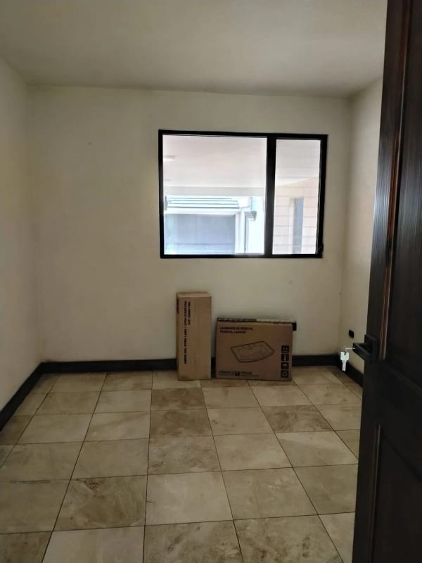 AMPLIA CASA EN VENTA SECTOR B3 FRENTE A PLAZA SAN CRISTOBAL ZONA 8 DE MIXCO — Casa en Venta en Zona 8 Mixco, Guatemala, Ciudad — foto 6 de 11