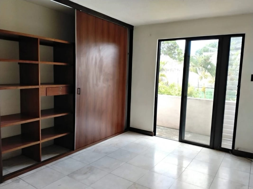 AMPLIA CASA EN VENTA SECTOR B3 FRENTE A PLAZA SAN CRISTOBAL ZONA 8 DE MIXCO — Casa en Venta en Zona 8 Mixco, Guatemala, Ciudad — foto 5 de 11