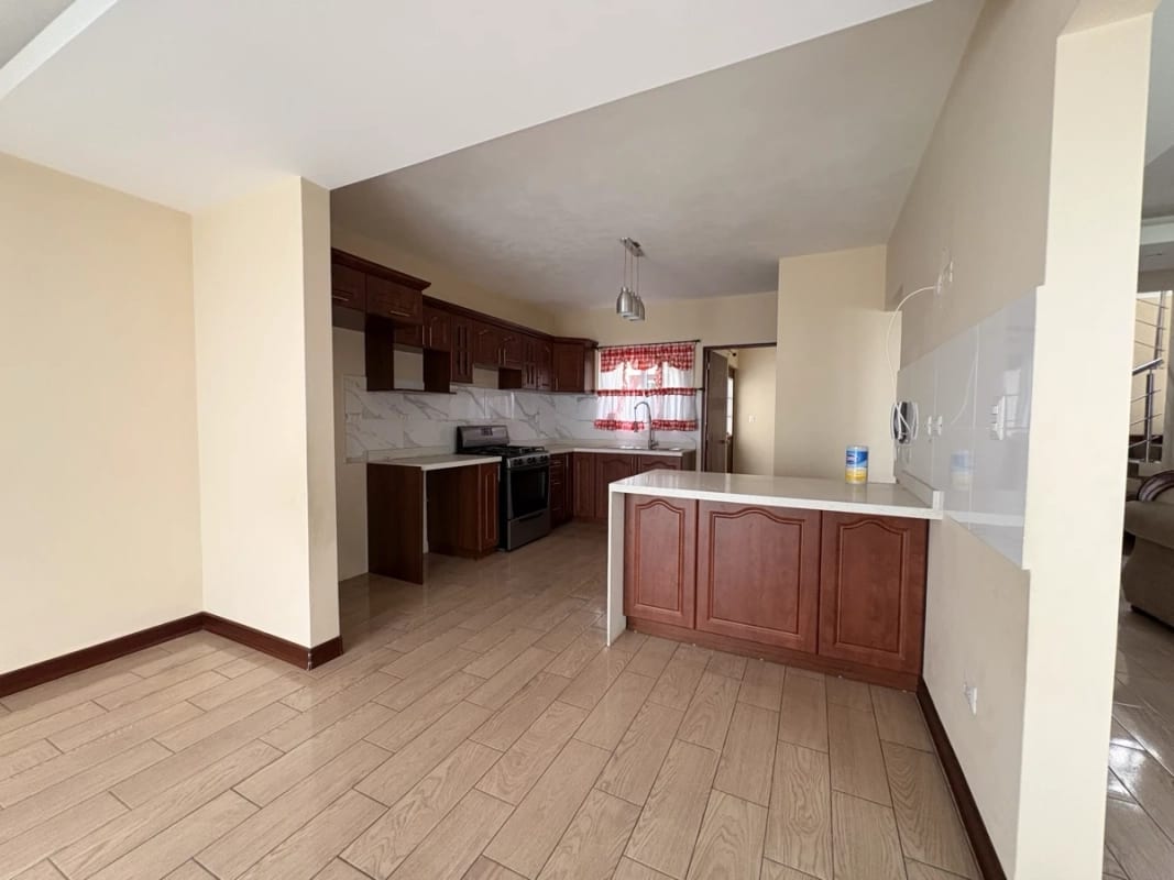 CASA GRANDE EN VENTA CIUDAD SAN CRISTOBAL A POCOS METROS DE CENTRO COMERCIAL MIX — Casa en Venta en Zona 8 Mixco, Guatemala, Ciudad — foto 15 de 17