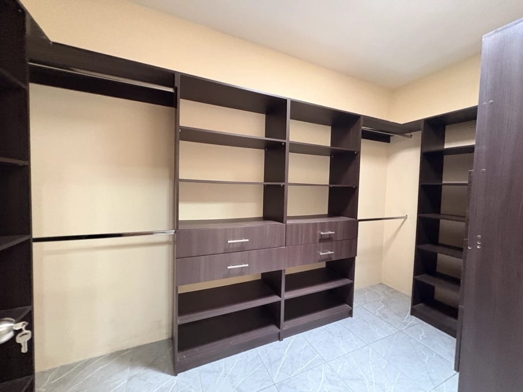 CASA GRANDE EN VENTA CIUDAD SAN CRISTOBAL A POCOS METROS DE CENTRO COMERCIAL MIX — Casa en Venta en Zona 8 Mixco, Guatemala, Ciudad — foto 11 de 17