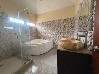 CASA GRANDE EN VENTA CIUDAD SAN CRISTOBAL A POCOS METROS DE CENTRO COMERCIAL MIX — Casa en Venta en Zona 8 Mixco, Guatemala, Ciudad — miniatura 10 de 17