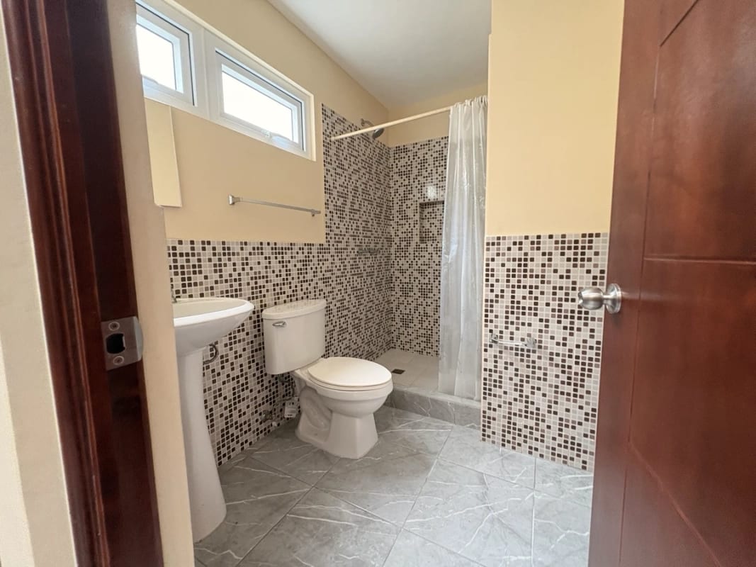 CASA GRANDE EN VENTA CIUDAD SAN CRISTOBAL A POCOS METROS DE CENTRO COMERCIAL MIX — Casa en Venta en Zona 8 Mixco, Guatemala, Ciudad — foto 6 de 17