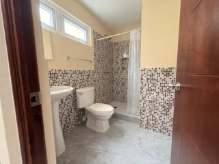 CASA GRANDE EN VENTA CIUDAD SAN CRISTOBAL A POCOS METROS DE CENTRO COMERCIAL MIX — Casa en Venta en Zona 8 Mixco, Guatemala, Ciudad — miniatura 6 de 17