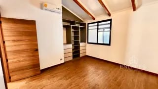 Zona 10 • Casa en Venta — Casa en Venta en Zona 10, Guatemala, Ciudad — miniatura 2 de 9
