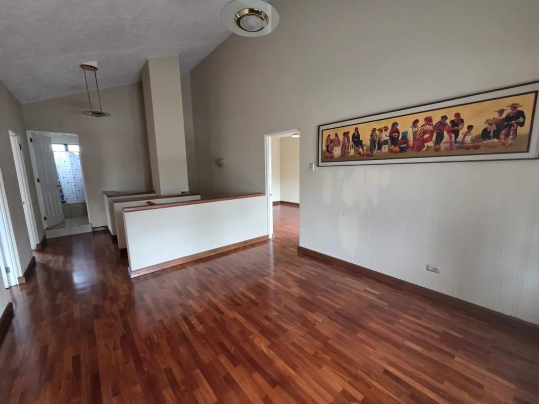 Amplia casa en Los Manantiales km 18 CAES — Casa en Venta en Carretera a El Salvador, Guatemala, Ciudad — foto 1 de 17
